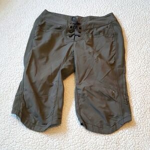 Spyder lace-up cropped capri military green shorts